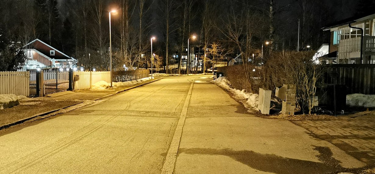 Öisen tien yksityiskohdat erottuvat Huawei P30 Pro -kameran yöasetuksella. Tumpelokin onnistui yökuvan ottamisessa.