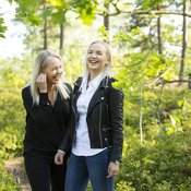 Annu ja Mila Nummisto viettivät kesällä neljä viikkoa Suomessa. He kaipaavat Suomesta puolisoitaan ja raitista ilmaa. Riadissa tuntuu usein kuin hengittäisi hiekkapölyä.