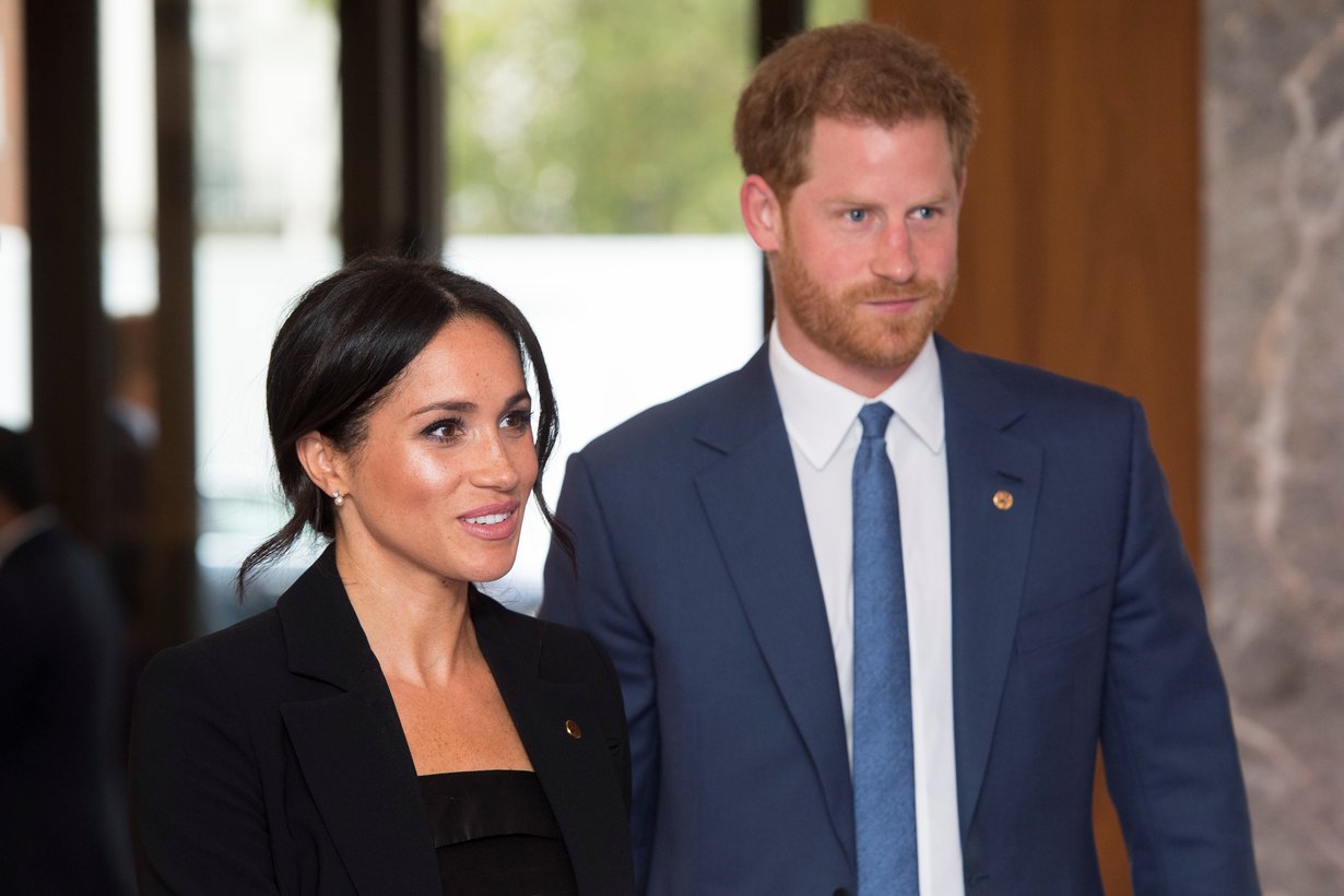 Herttuatar Meghan saapui eilen hyväntekeväisyysgaalaan puvussa, joka jätti täysin varjoonsa prinssi Harryn puvun. Kuvat: Reuters