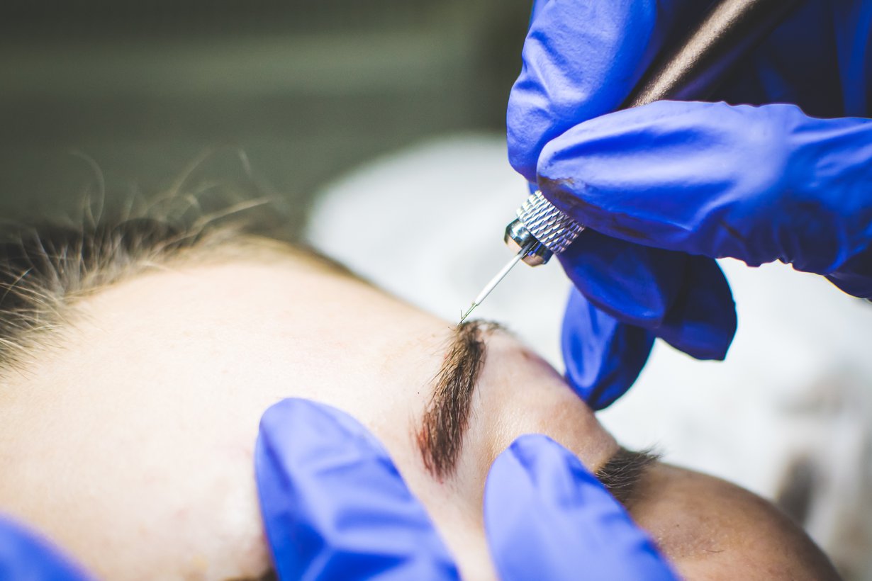 Microblading-tekniikalla kulmat kestävät noin 10–12 kuukautta. Kuva: Shutterstock