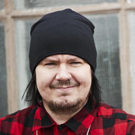 Keskenmenojen aikaan Aki ei kertaakaan miettinyt, että parisuhde kaatuisi lapsettomuuteen. ”Meillä on hyvä suhde. Olisi absurdi ajatus, että toinen lähtisi pois, jos toisessa olisi vikaa.” Kuva: <span class="photographer">Mikko Hannula</span>
