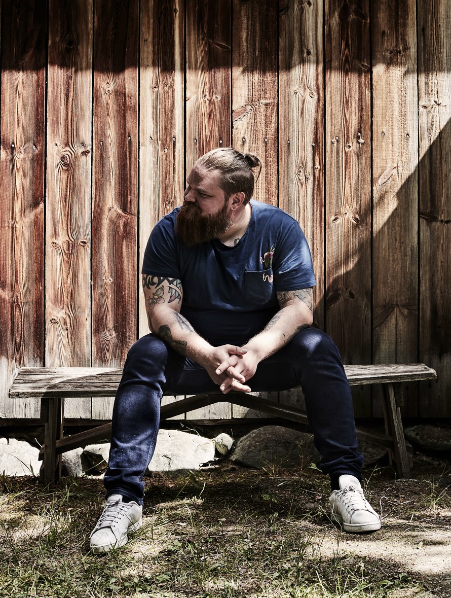 ”Olin täysin kyvytön käsittelemään asiaa, ja hetken aikaa olin täysin kyvytön myös ottamaan vastuuta omista lapsistani. En osaa edes kuvailla, miten paljon se minua vieläkin hävettää.”