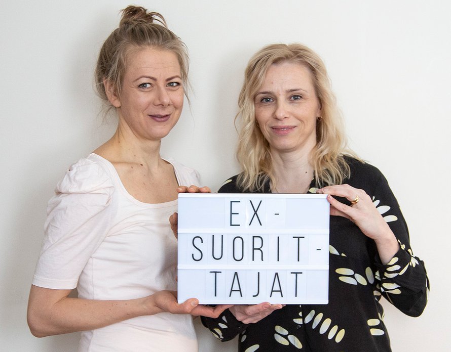 Laura (vas.) ja Susanna perustivat Ex-suorittajat Facebook-sivun vertaistueksi muille työuupuneille. Kuvat: Jenni Kivimäki