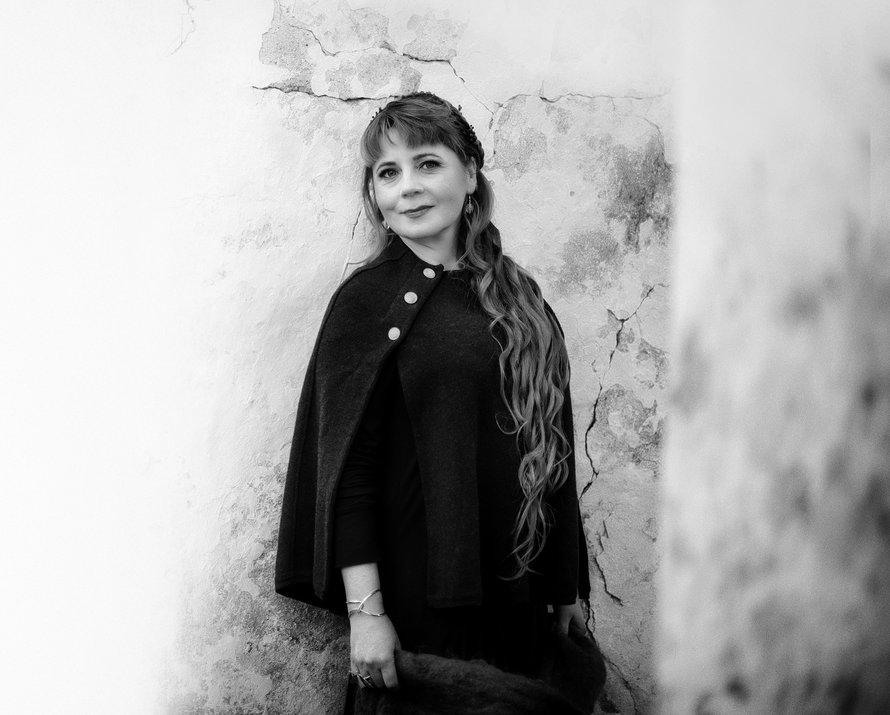 Hanne-Leona Luomajoki on 47-vuotias psykologi ja organisaatiovalmentaja, joka tutustuu helposti ihmisiin. Luomajoen mielestä myös satunnaisista hetkistä vaikka kaupan pakastealtaalla voi syntyä ystävyyksiä.