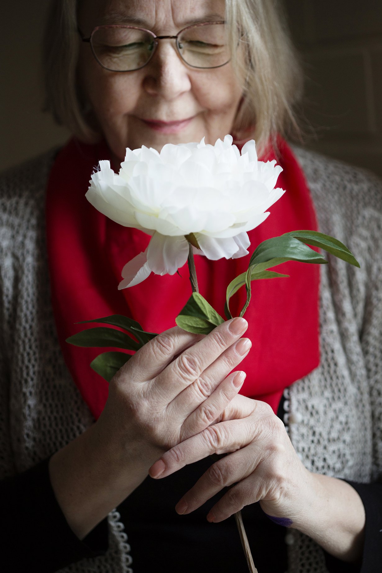 Irma, 67: ”Silloin tällöin muut sanovat, että käteni ovat kauniit. Ilmeisesti ikä ei niin näy käsissäni.”