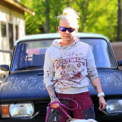 Etelä-Karjalassa asuva Jenni Vartiainen (oik.) on hyötynyt tunnetusta nimestään. Se on laulaja Jenni Vartiaisen ansiota.