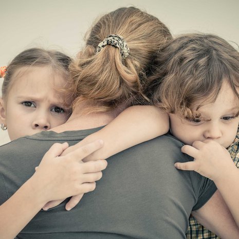 16-lapsisen suurperheen äidin Päivin mukaan lestadiolaisvanhempien väsymyksestä on tehty kielletty tunne. Päivi tai hänen perheensä ei esiinny kuvituskuvassa (Shutterstock).