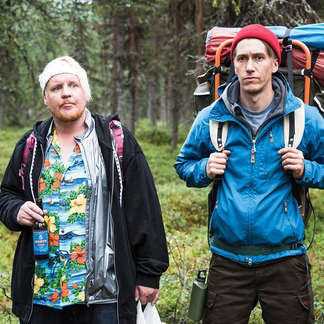 Kämäräinen (Santtu Karvonen) ja Janne (Jussi Vatanen) seikkailevat vain Napapiirillä, mutta on niitä muitakin kohteita, joissa Suomessa kannattaa käydä. Kuva: <span class="photographer">Yellow Film / Mikko Rasila</span>