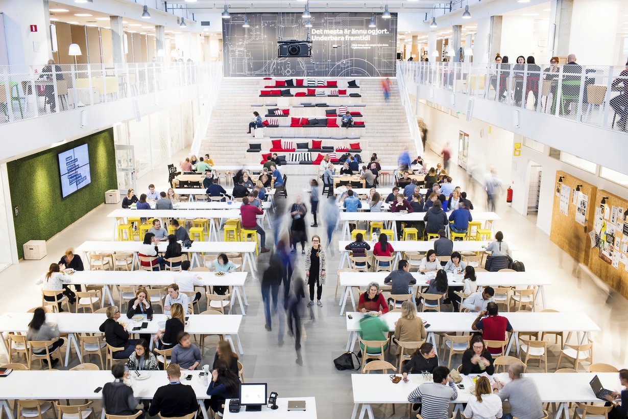 Kansainvälisyys näkyy hyvin Demokraattisessa Designkeskuksessa lounasaikaan. Kuvat: Satu Kemppainen