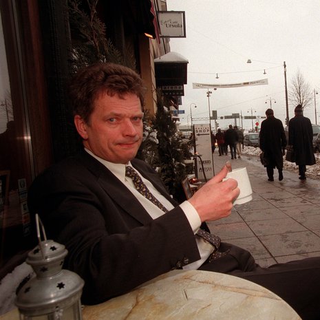 Sauli Niinistö nautiskelemassa kahvikupposesta Espan kahvilassa helmikuussa 1999.