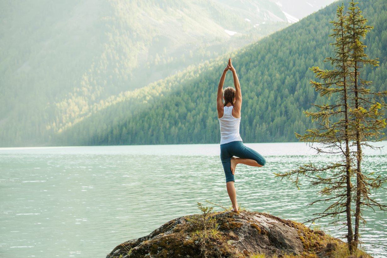 Yogaian avulla joogaohjaajan voi ottaa mukanaan vaikka vuoristoon. Kuva: Shutterstock