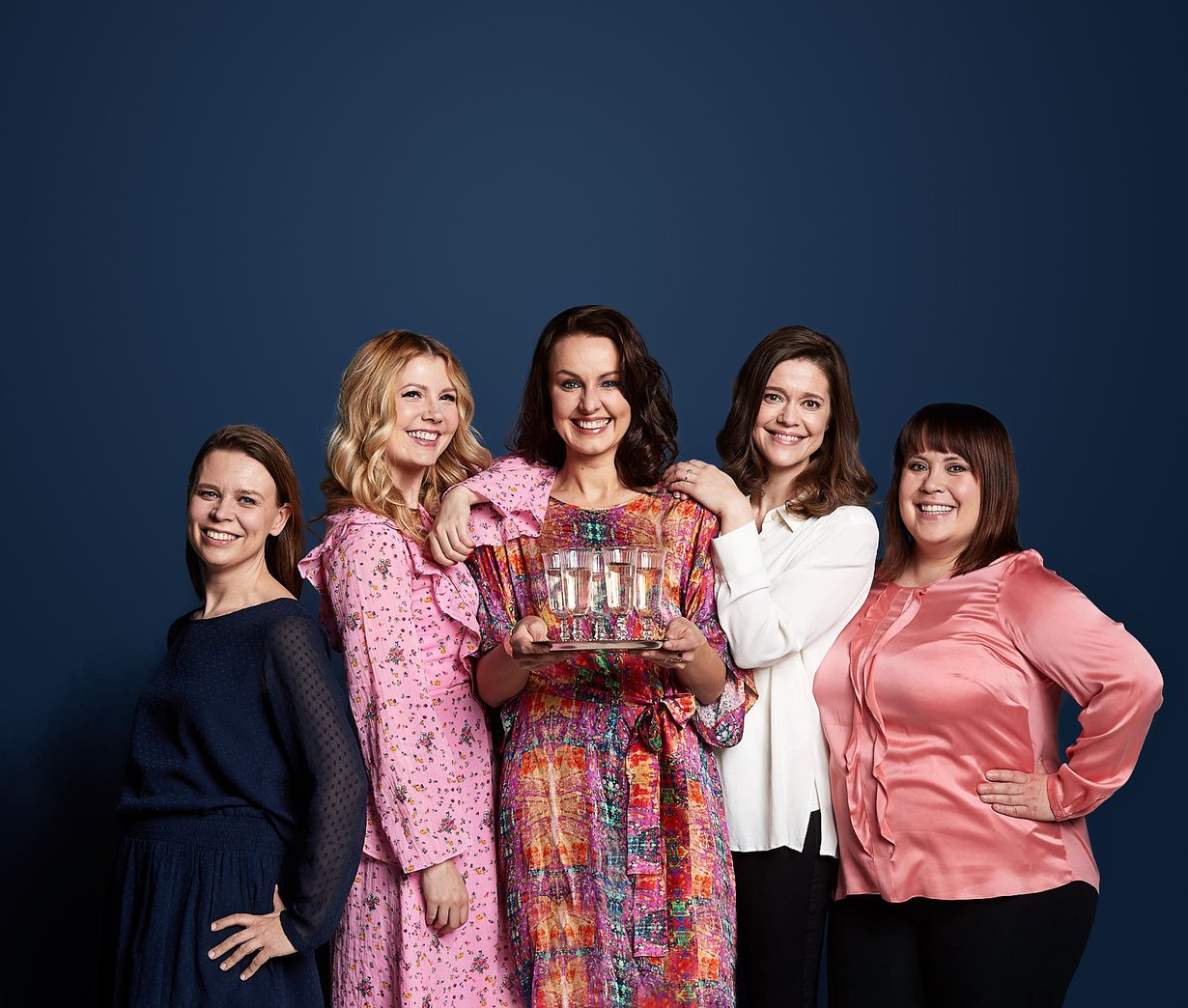 Taukoskumppa–podcastissa Radio Aallon suosikkijuontajat Jenni Alexandrova, Suvi Hartlin ja Hanna Kinnunen sekä Me Naisten toimittajat Tanja Hakamo ja Hanni Maula pöyhivät naisten arkea. Kuva: Juha Salminen