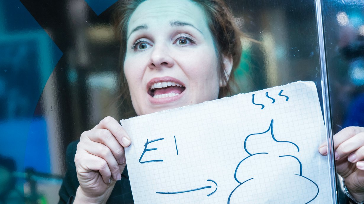 Pirjo Heikkilän esittämä Pirjo on nolojen tilanteiden nainen.