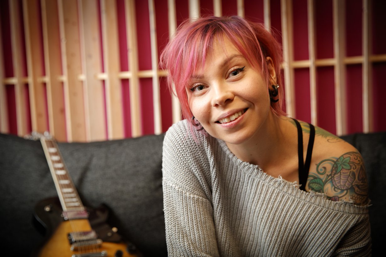 Jenni Mustajärven albumin nimi 22:50 tulee hänen syntymäajastaan. ”Silloin päästin ensirääkäisyni.”