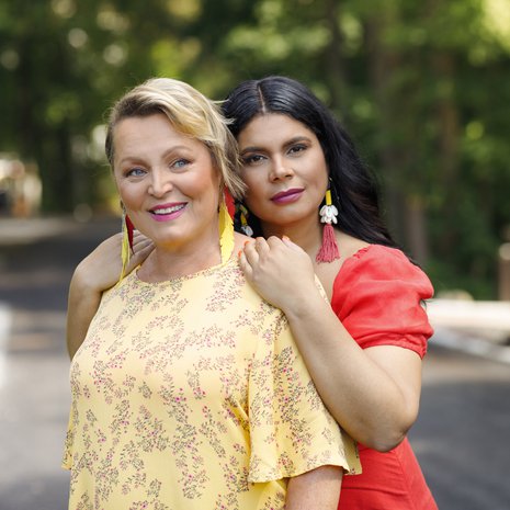Sari Ervastin ja hänen tyttärensä Minttu Murphy-Kaulasen perheessä riittää rakkautta.