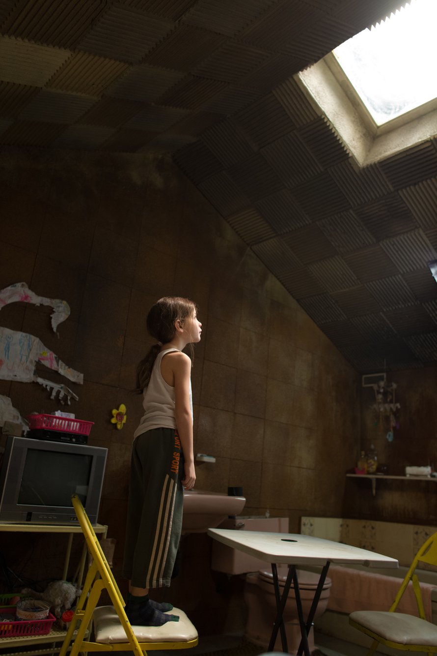 Jack (Jacob Tremblay) yrittää elää lapsen elämää pimeään huoneeseen teljettynä.