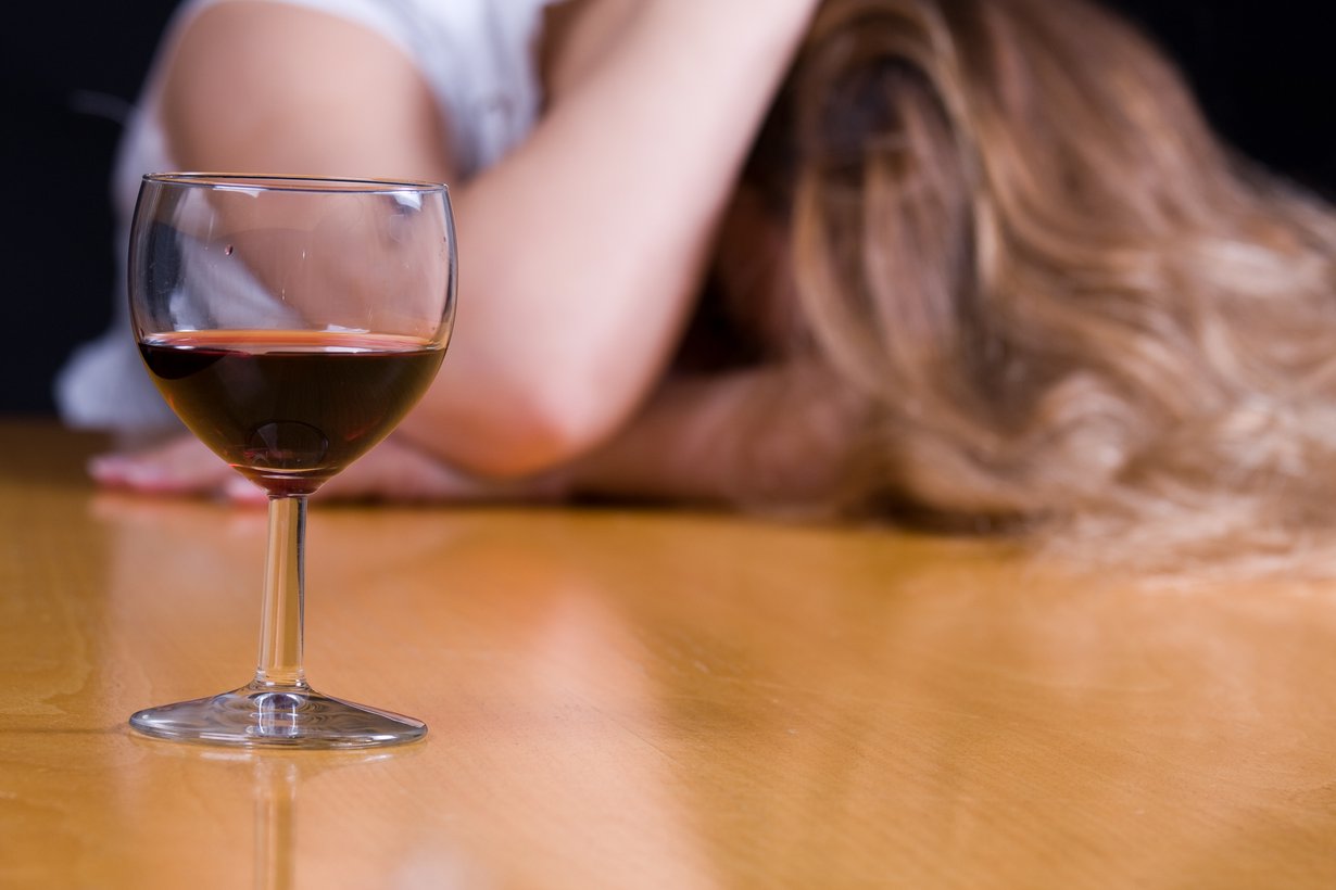 Vanhempien runsas alkoholinkäyttö voi vaikuttaa lapsiin vielä aikuisinakin.