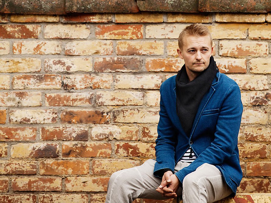"Pitkän sairaalajakson aikana tuntui välillä, että jotain tässä nyt minulle opetetaan, kun näitä jäähyväisiä näin kauan ja näin monta kertaa jätetään", Antti Mikkola muistelee. Kuva: <span class="photographer">Milka Alanen</span>