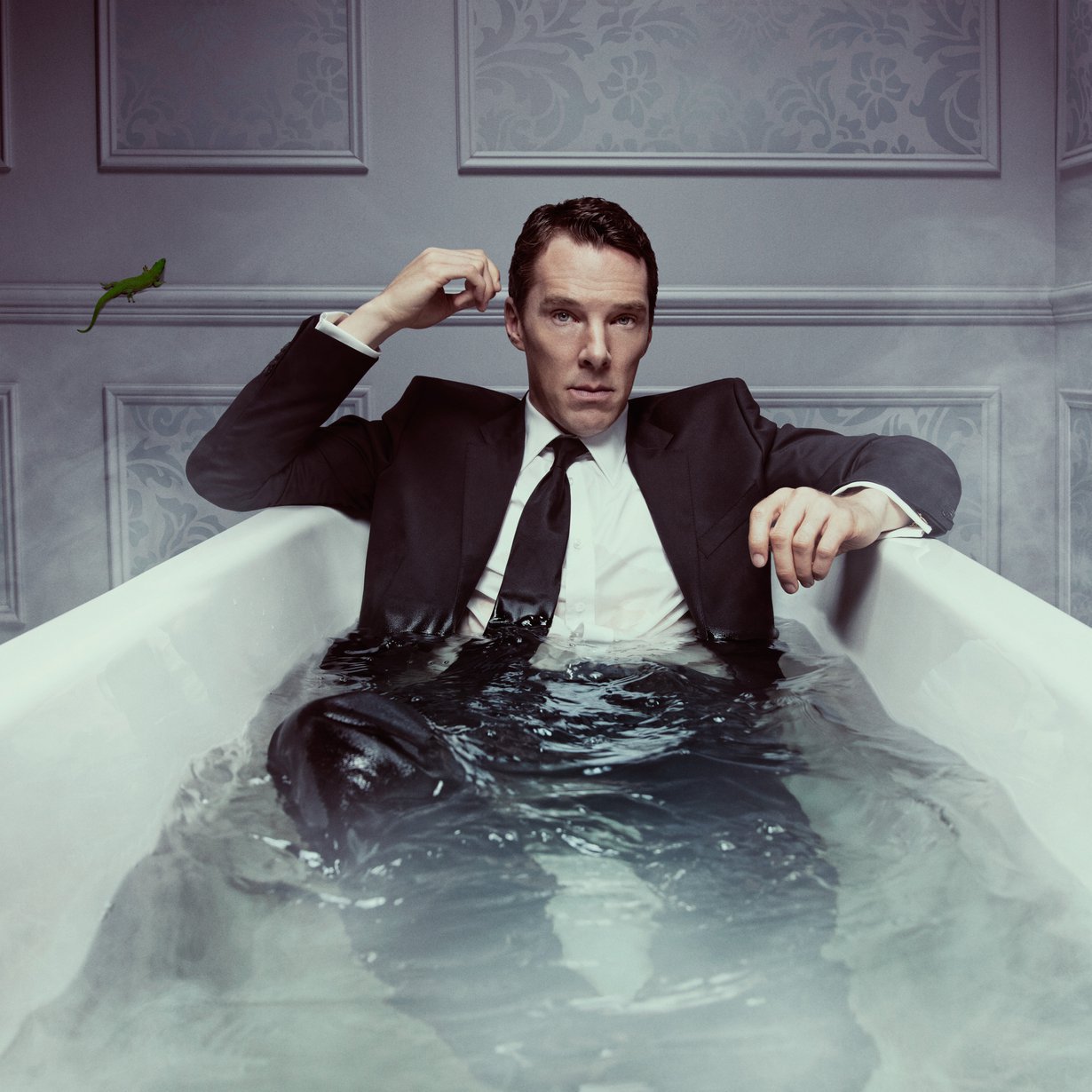 Patrick Melrose (Benedict Cumberbatch) ajattelee, että isän kuolema voi olla uuden alku. Väärässä on.