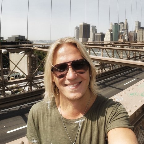 ”Yksin lomaileminen vaatii rohkeutta. Minäkin pähkäilin asiaa monta vuotta”, Sami Kuronen kertoo. Kuva New Yorkista: Sami Kurosen kotialbumi
