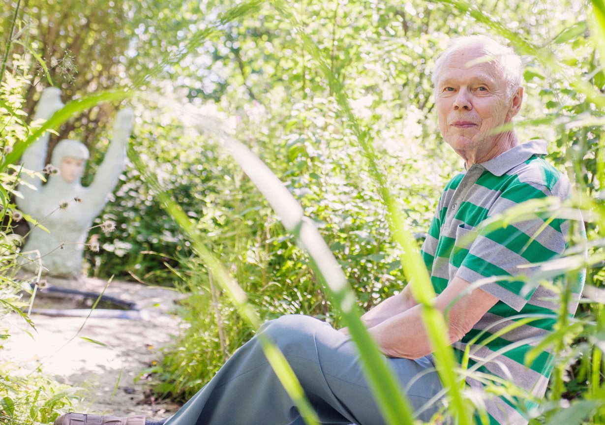 Suomessa on noin 23 900 pilaantuneeksi epäiltyä tai todettua maa-aluetta. ”Täällä on edelleen taloja, jotka on rakennettu kaatopaikkojen päälle. Niin kauan kuin minussa henki pihisee, pidän tätä asiaa esillä”, Raimo Flink sanoo. Kuvat: Riina Peuhu