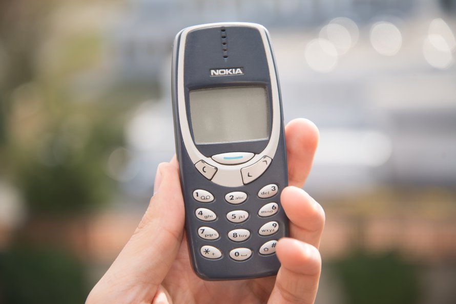 Naiset ihmettelevät, että kuvittelevatko työnantajat heidän soittelevan vielä Nokian 3310:llä.