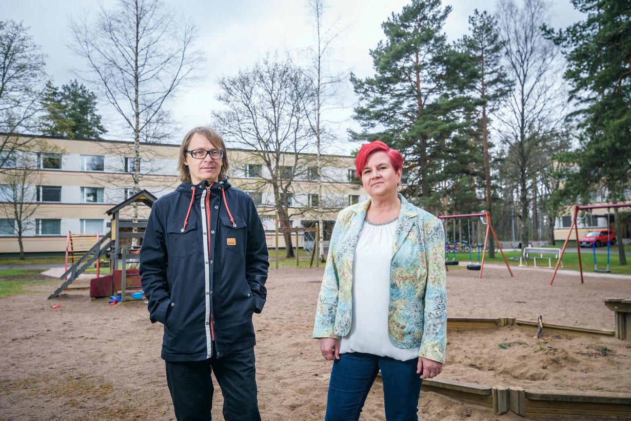 Jimi ja Helinä ovat asuneet samassa osoitteessa eri aikoina. ”Kontula merkitsee minulle hyvää lapsuutta, nostalgiaa. Tämä oli täydellinen paikka kasvattaa lapsia”, Helinä sanoo. Kuvat: Teemu Kuusimurto