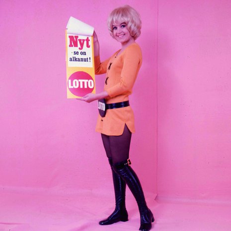 Hilkka Kotamäki oli Loton ensimmäinen mainoskasvo eli ”lottotyttö”. Kuva vuodelta 1970: Sanoma-arkisto