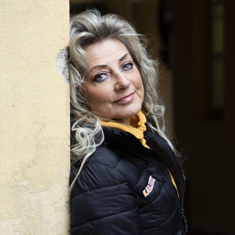 ”Ihminen on onnellisimmillaan, kun uskaltaa lähteä rohkeasti omalle tielle ja yrittää rakentaa sitä, mikä on itselle tärkeää", Kike Elomaa sanoo.