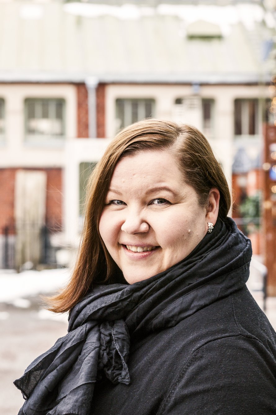 Surututkija Mari Pulkkinen on kokenut elämässään myös monta henkilökohtaista menetystä. Kuva: <span class="photographer">Schildts & Söderströms</span>