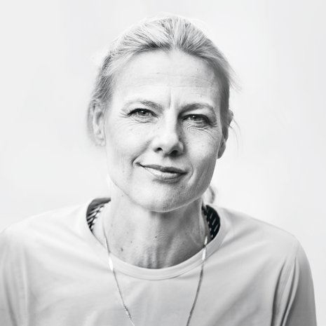 Kirsi Valasti on 49-vuotias ammattivalmentaja, psykoterapeutti, kestävyysjuoksija sekä 16- ja 12- vuotiaiden tyttöjen ja 8-vuotiaan pojan äiti. Lasten harrastuksia ovat joukkuevoimistelu, tanssi ja jalkapallo. Kirsi itse juoksee mieluiten vanhoissa puuvillaisissa trikoohousuissa, koska ne ovat niin pehmeät.