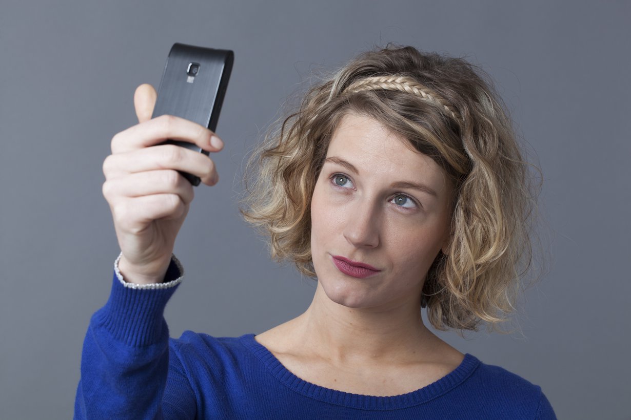 Nyt vain kamera pois sieltä yläviistosta, niin täältä tulee passikuvaselfie! Kuva: Shutterstock