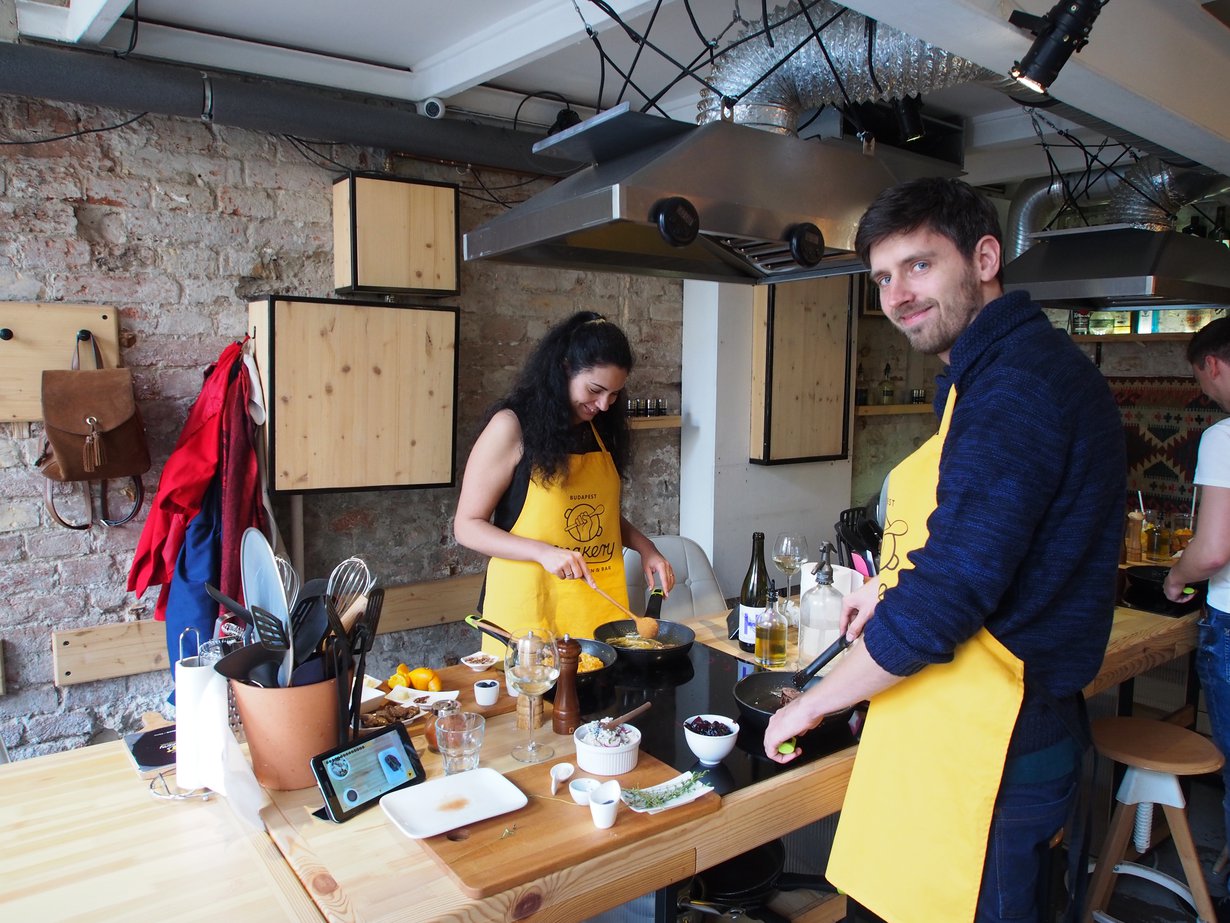 Budapest Makery -ravintolassa pääsee kokkaamaan itse.