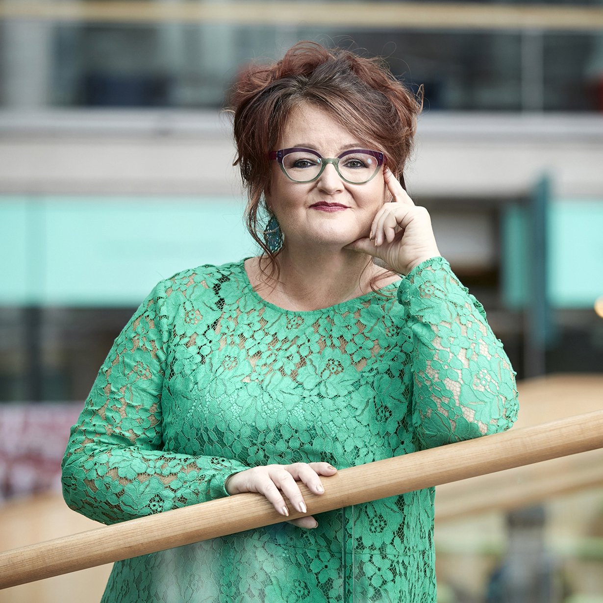 Anna-Stina Nykänen on porvoolainen toimittaja, joka ihastelee arjen rumuutta. Kuva: Jaakko Lukumaa