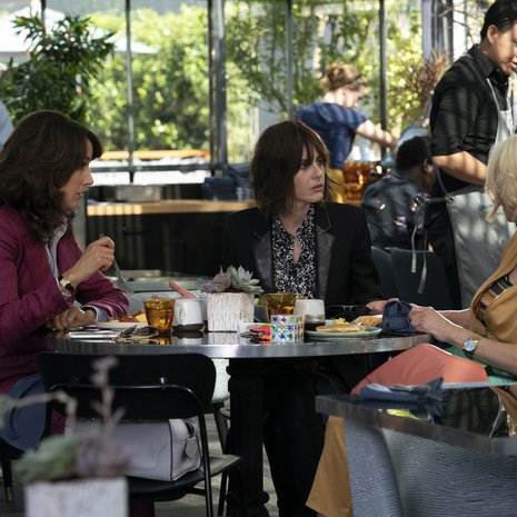 Bette, Shane ja Alice ovat palanneet! Hahmojen näyttelijät Jennifer Beals, Leisha Hailey ja Katherine Moennig ovat olleet myös tuottamassa L-koodi: Generation Q -sarjaa.