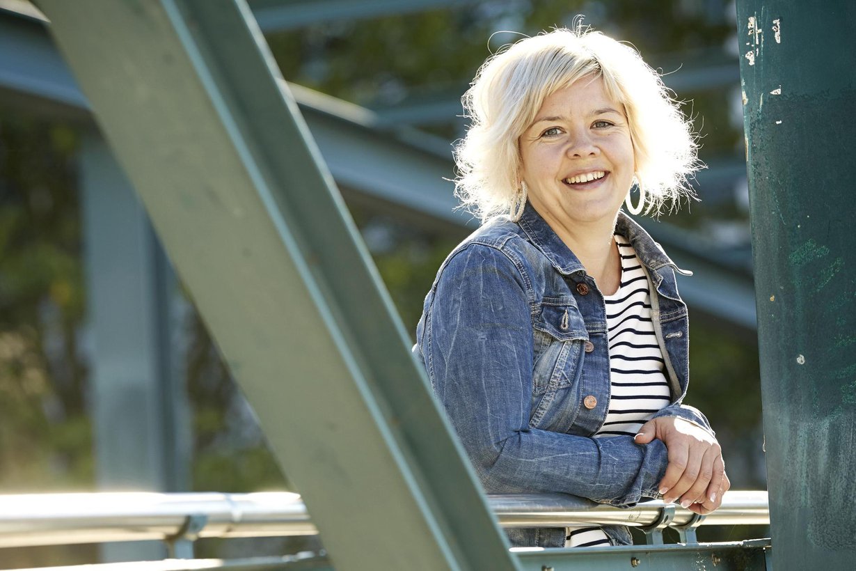 – Rakastan kahden aikuisen arkea. Parhaita ovat kiireettömät viikonloppuaamut, jolloin puolison kanssa kokataan ja syödään pitkään, surffataan netissä ja keskustellaan rauhassa, Hanna Hyypiä sanoo. Kuva: Juha Salminen