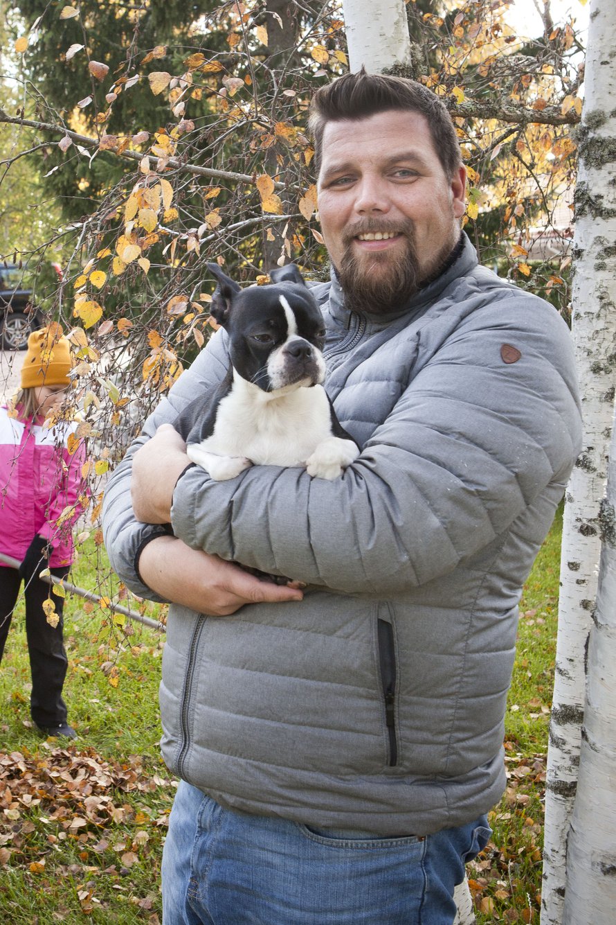 Mikko Tuulin perheeseen kuuluu myös koira. ”Otimme Lissu-Laastarin heti, kun edellinen koira jouduttiin lopettamaan pitkällisten vaivojen jälkeen eläinlääkärin suosituksesta.”