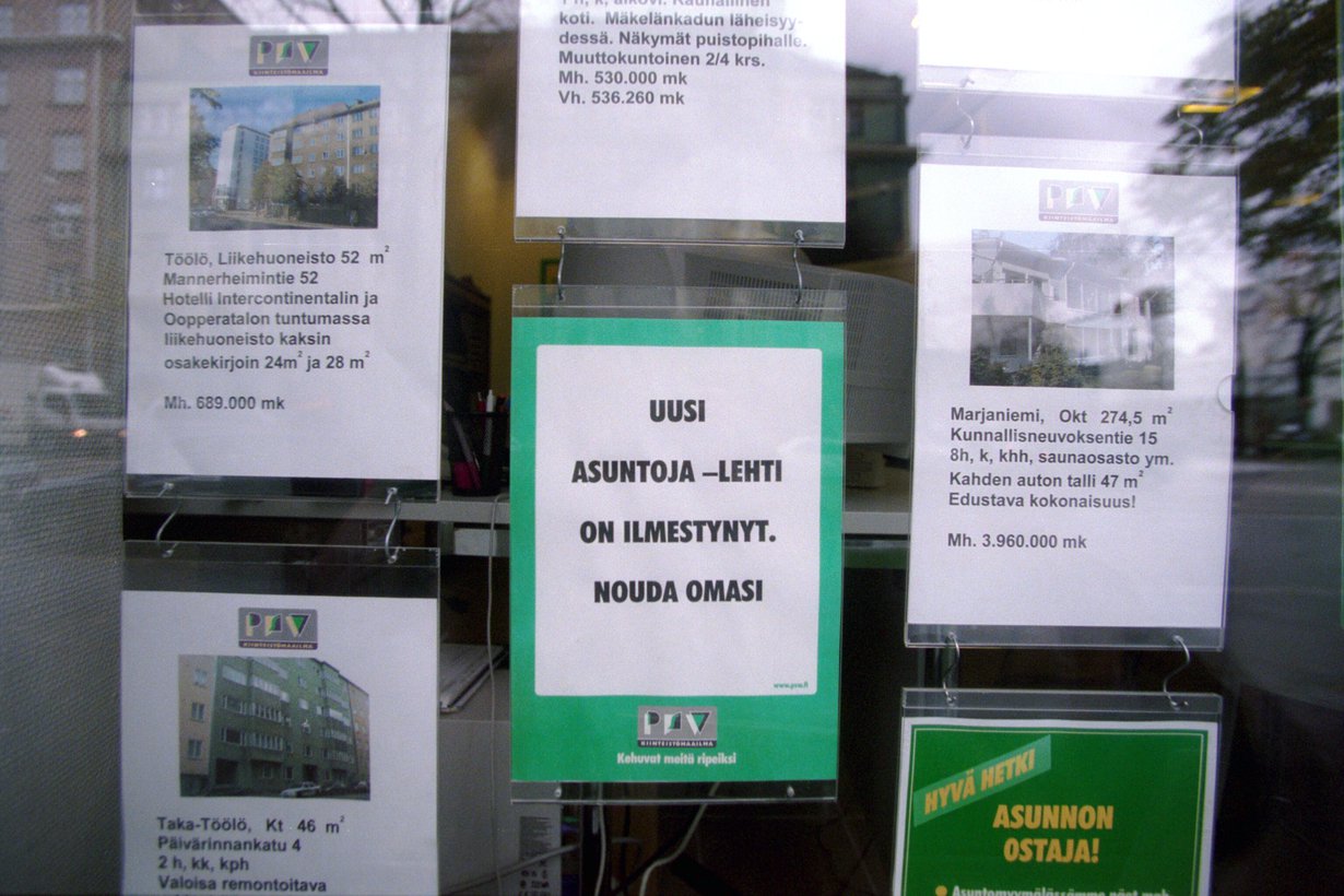 Ennen kuin asuntojen myynti-ilmoitukset siirtyivät nettiin, ainoa vaihtoehto oli mennä tutustumaan niihin paikan päälle. Kuvassa markka-ajan asuntoilmoituksia Helsingissä.