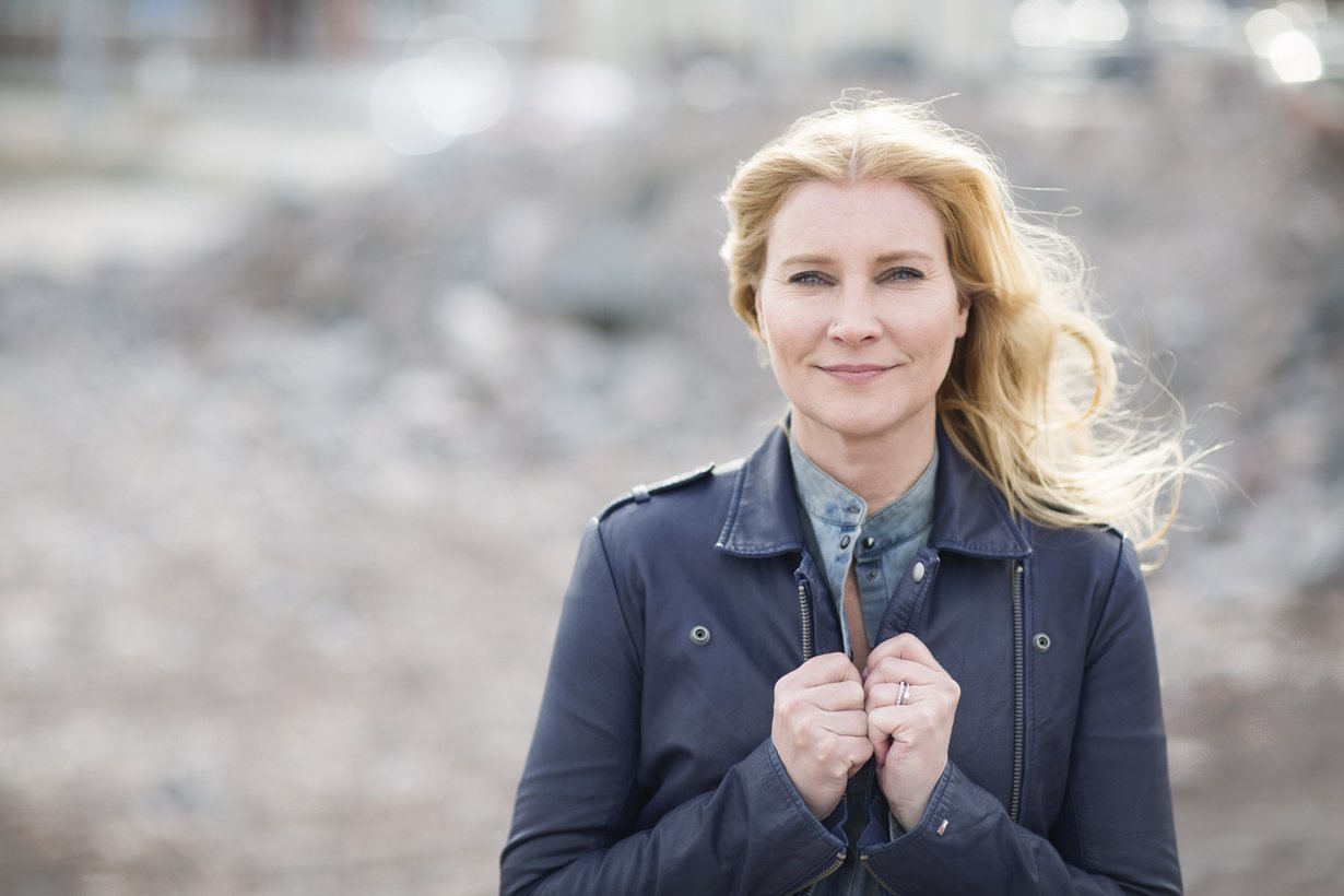 Annika ja Baris Kirkgöz ovat olleet naimisissa puolitoista vuotta. ”Kerran vuodessa vietämme rakkausviikon, jolloin olemme täysin kahden.” Kuva: Jouni Harala