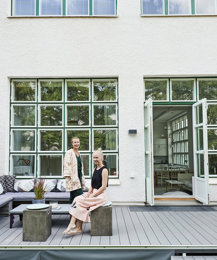 Marika Ollikan ja Ulla Vartiaisen terassi ja oma piha keskellä kaupunkia on aikamoista luksusta. Marika teki sohvat rakennusharkoista ja pöydän Ikean senkin jaloista. Hälytysjärjestelmä pitää kutsumattomat vieraat poissa.