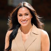 Meghan on osoittanut, että takkimekko voi olla paitsi ryhdikäs myös rento valinta.