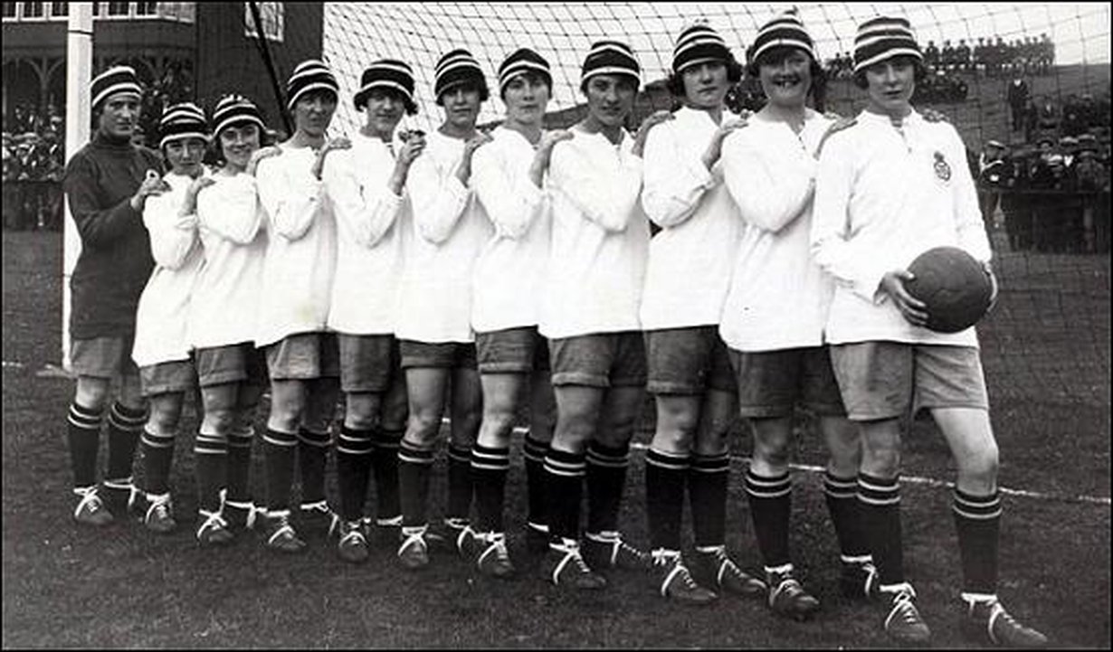 Pelattiin sitä jalkapalloa sata vuotta sittenkin naisvoimin. Naisten jalkapallo-ottelut vetivät Britanniassa katsomoihin jopa yli 50 000 ihmistä. Jalkapallotähti Lily Parrin joukkue Dick, Kerr Ladies F.C. vuonna 1921. Kuva: Wikipedia.