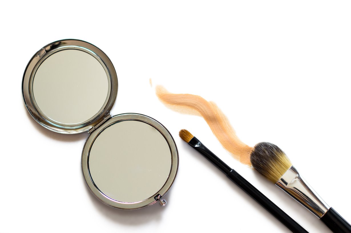 Pieni meikkipeili voi olla tuhoisa jäädessään lojumaan aurinkoon. Kuva: Shutterstock