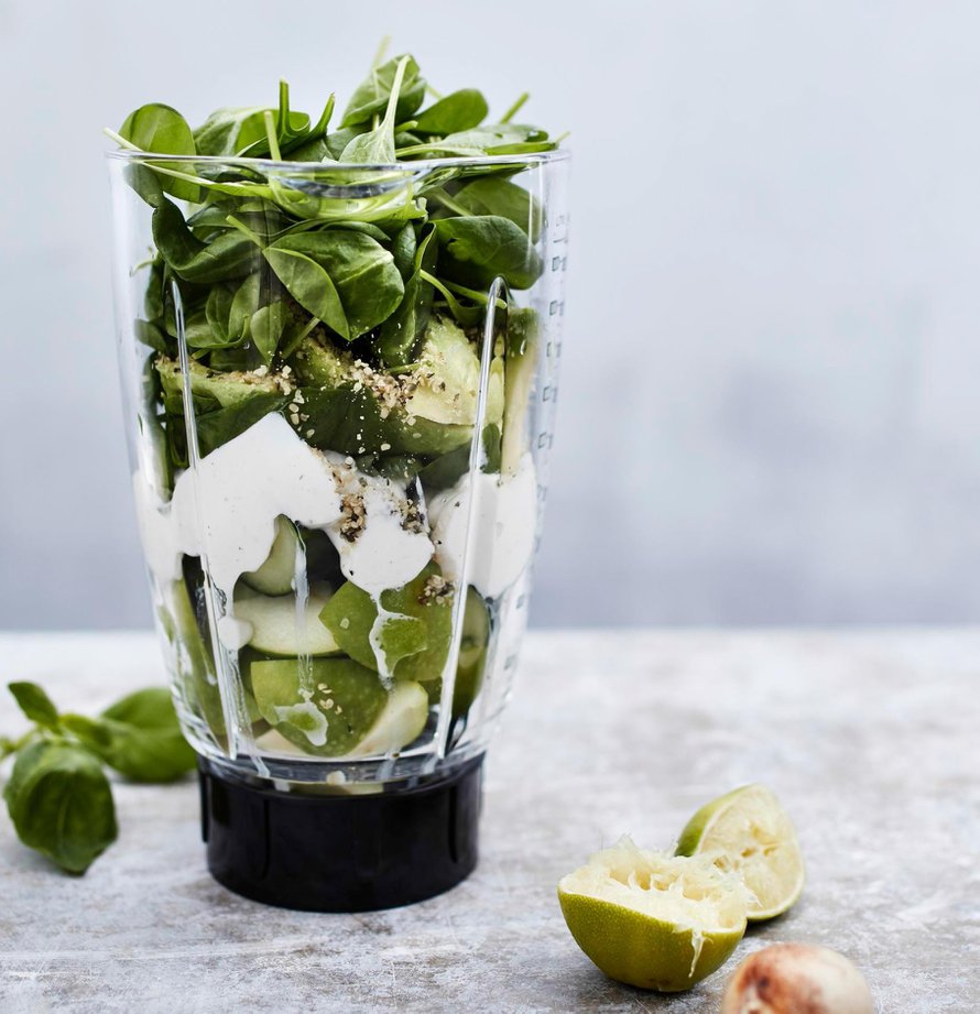 Smoothie kulkee kätevästi mukaan työpaikalle. Kuva: <span class="photographer">Lasse Lecklin</span>