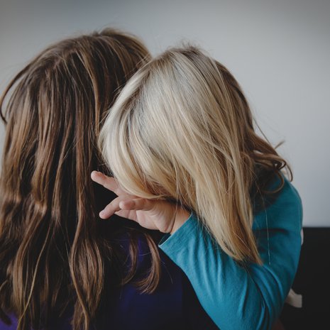 Kun aistihäiriöinen lapsi saa koko ajan tuntoärsykkeitä, hän ei pysty käsittelemään niitä. Se näyttäytyy useimmiten raivokkaina kohtauksina, Anni kirjoittaa.