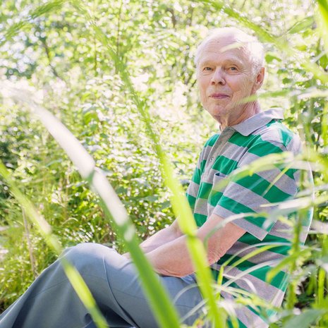 Suomessa on noin 23 900 pilaantuneeksi epäiltyä tai todettua maa-aluetta. ”Täällä on edelleen taloja, jotka on rakennettu kaatopaikkojen päälle. Niin kauan kuin minussa henki pihisee, pidän tätä asiaa esillä”, Raimo Flink sanoo. Kuvat: Riina Peuhu