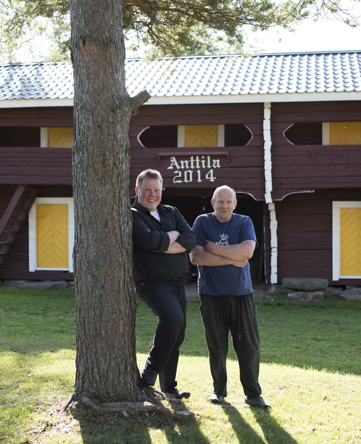 Isä ja poika. Luhdin he rakensivat tilan vanhan päärakennuksen hirsistä.