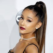 Ariana Granden tavaramerkkeihin kuuluu paitsi korkea ponnari myös kissamaiset silmänrajaukset. Meikkitaiteilijan tekniikalla näyttävä tyyli onnistuu kelle tahansa.