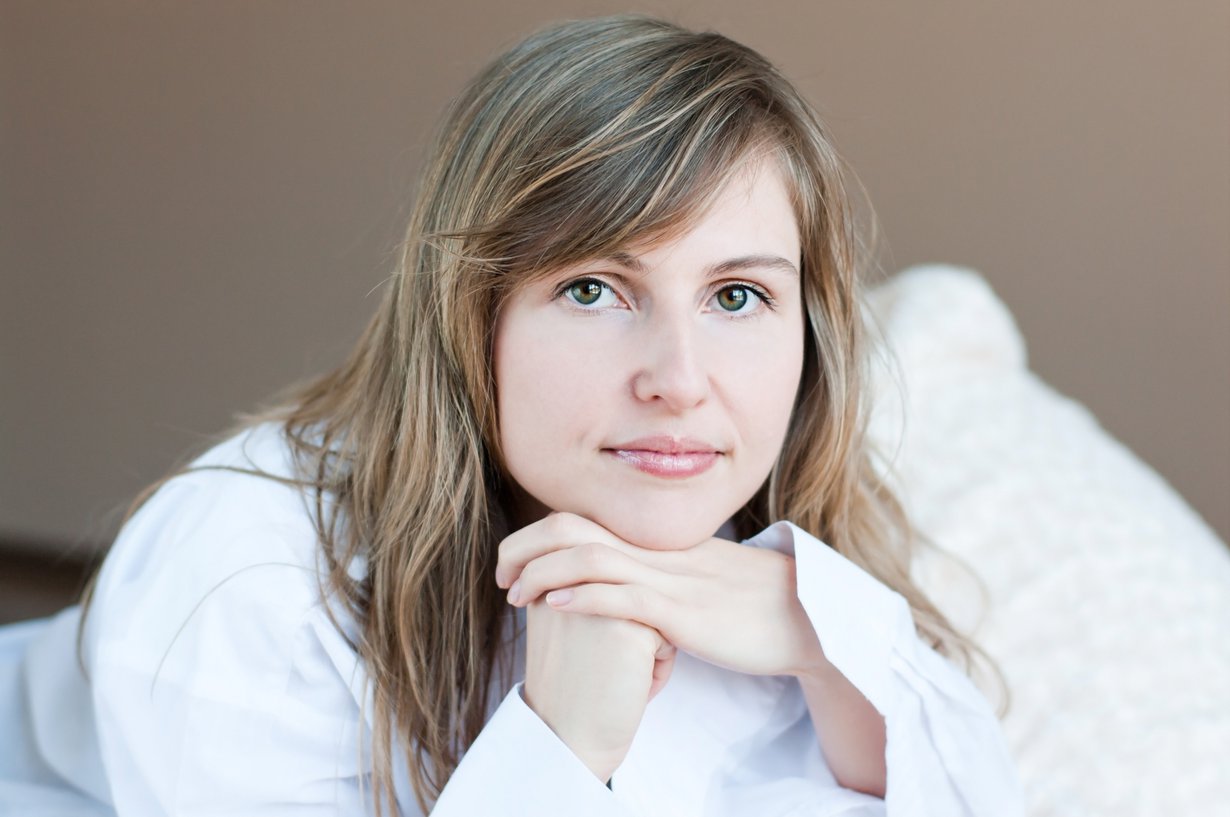 Keskiruskeaa ja hieman raitoja, siinä vuoden 2019 luonnollisen hiusvärisuosikin resepti. Kuva: Shutterstock