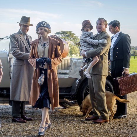 Edith Crawley (Laura Carmichael) palaa perheensä kanssa sukukartanoon pian ensi-iltansa saavassa Downton Abbey -elokuvassa. Kuva: <span class="photographer">Jaap Buitendijk / Focus Features</span>